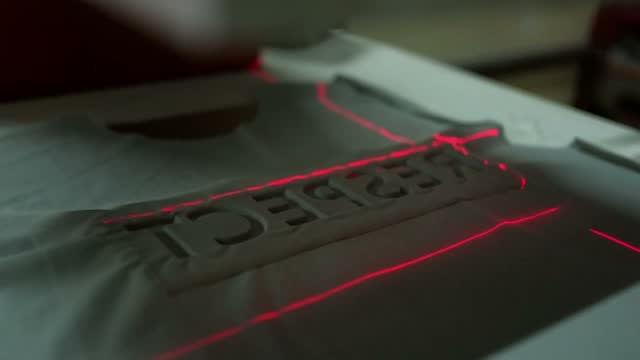 Lazer ve nakış işlemi sırasında yakın plan