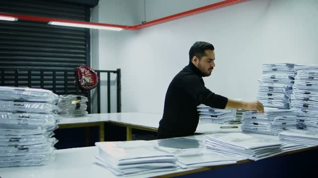 Katlanıp sevkiyata hazırlanan ürün yığınları